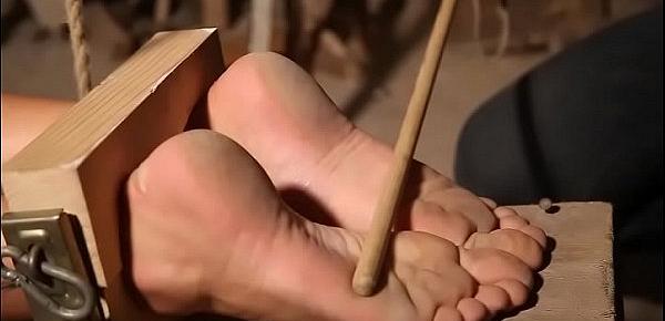  Luna in falaka and feet torture